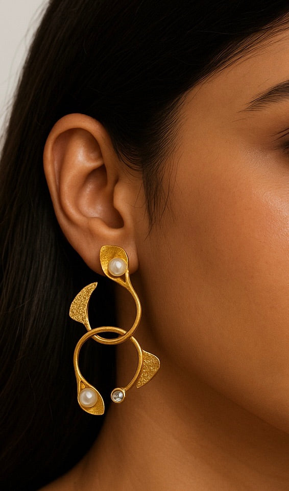 Entangled Circular Pearl Studs