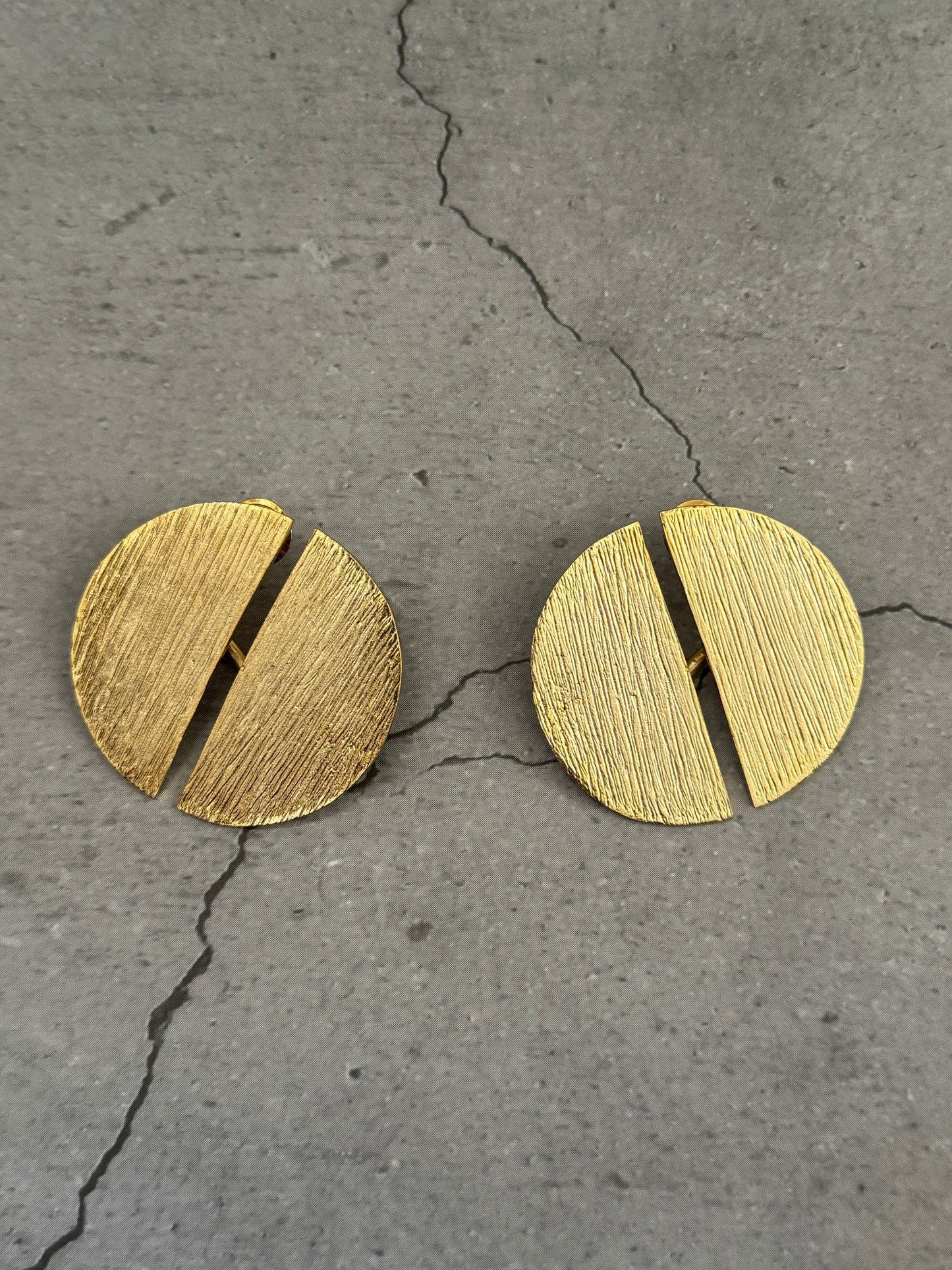 Vanya Round Studs