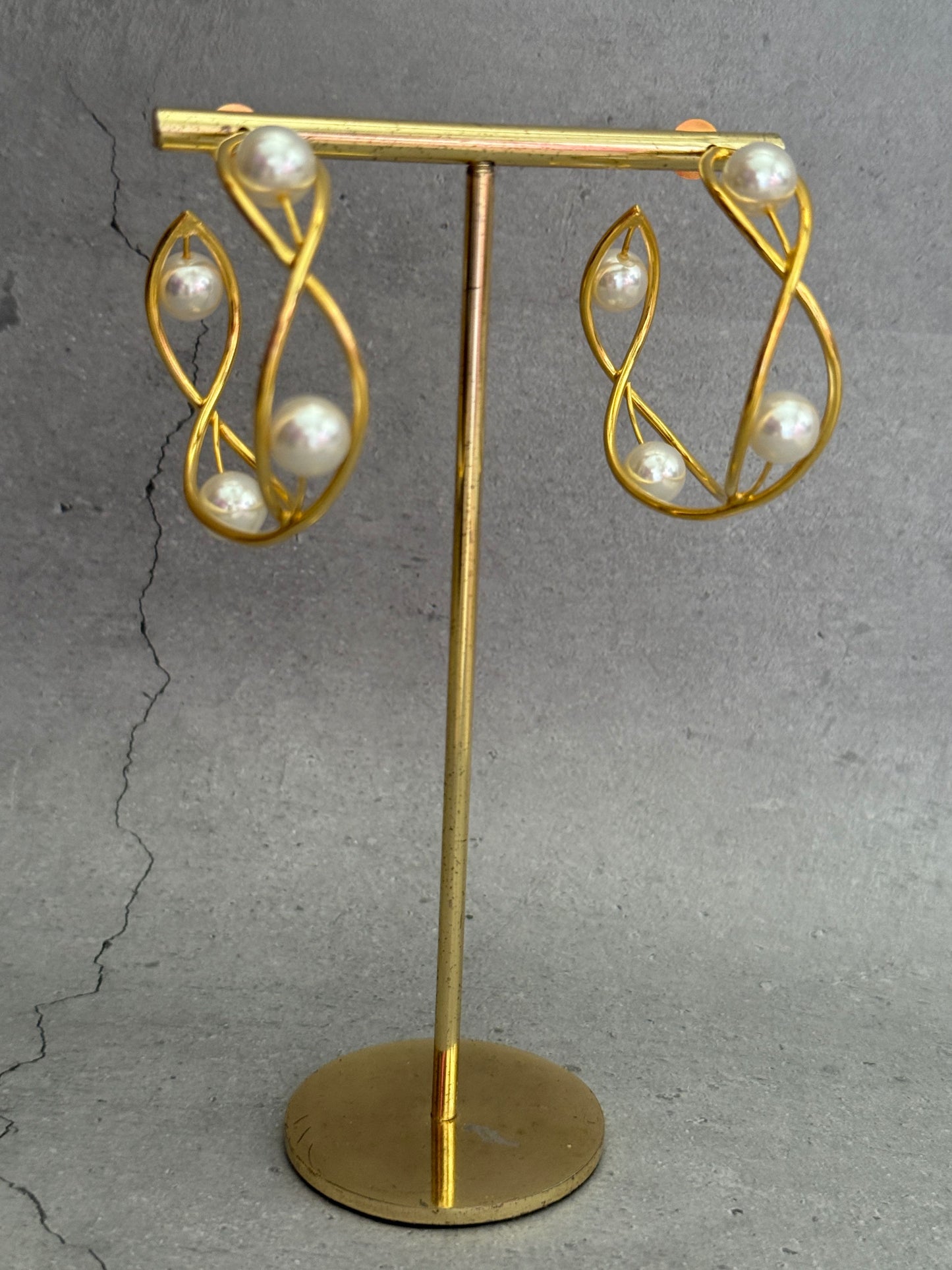 Entangled Pearl Hoops