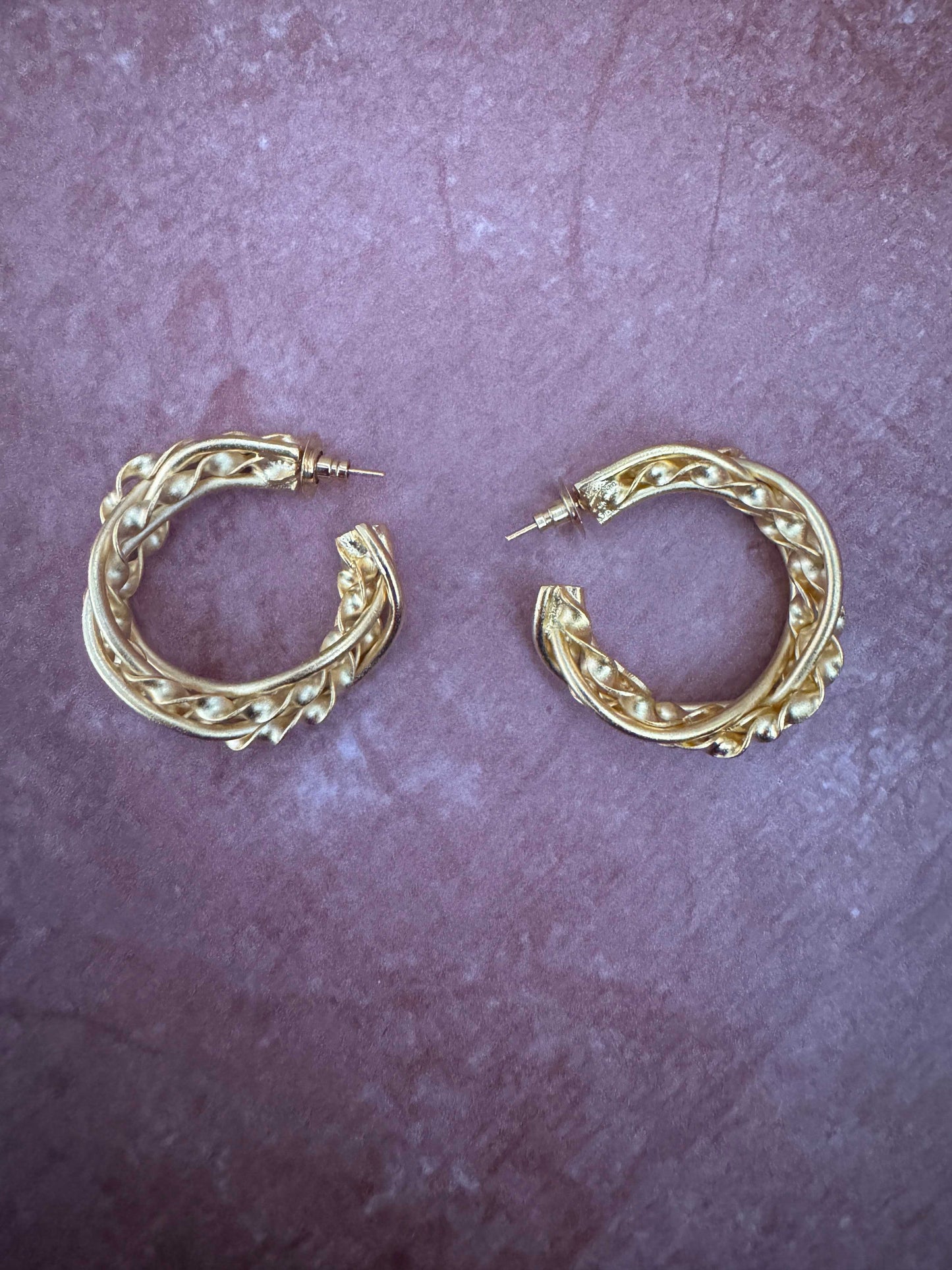 Textured Entangled Hoops