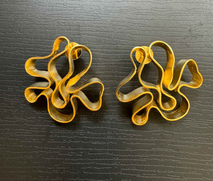Abstract Curve Studs