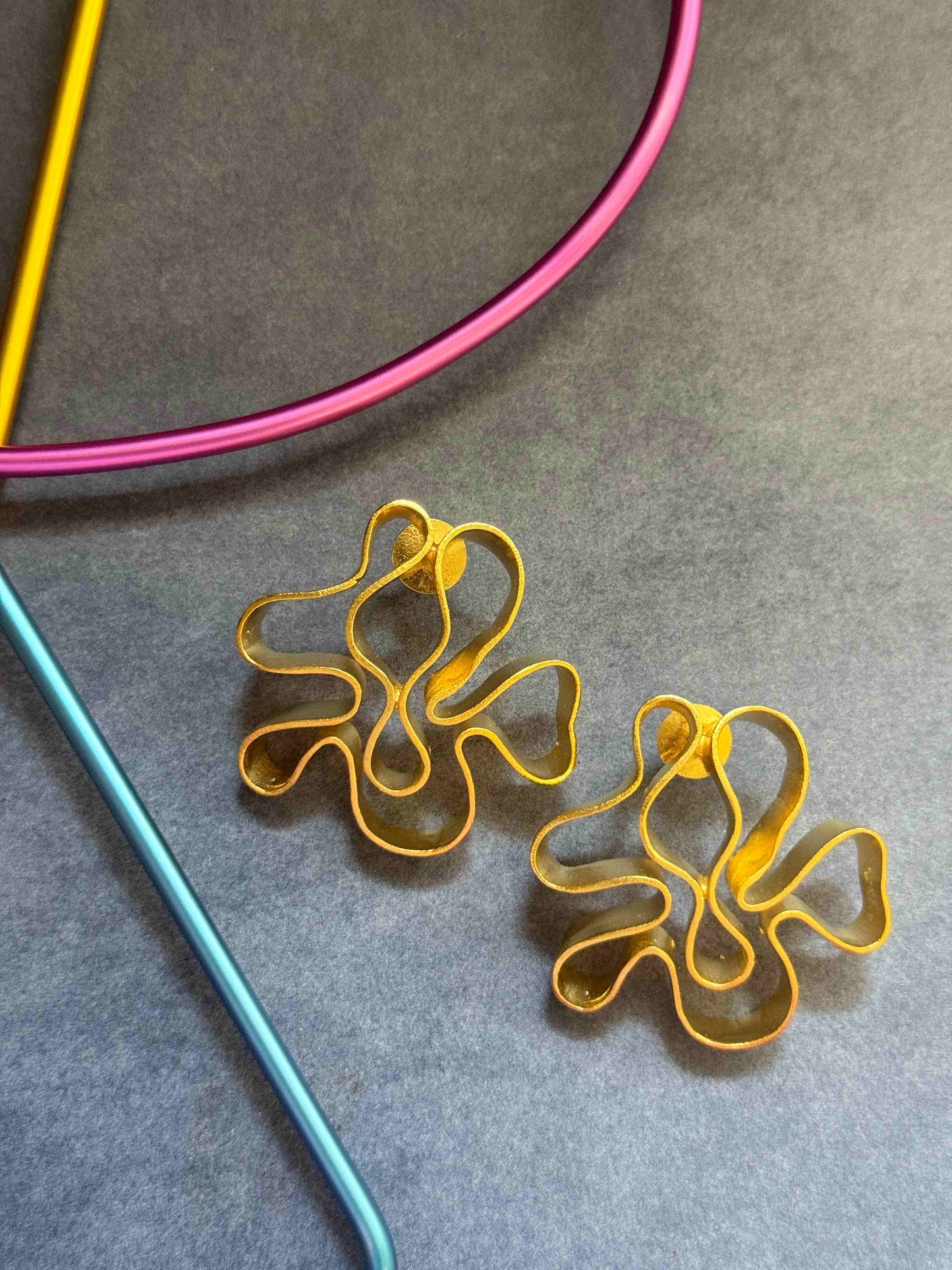 Abstract Curve Studs